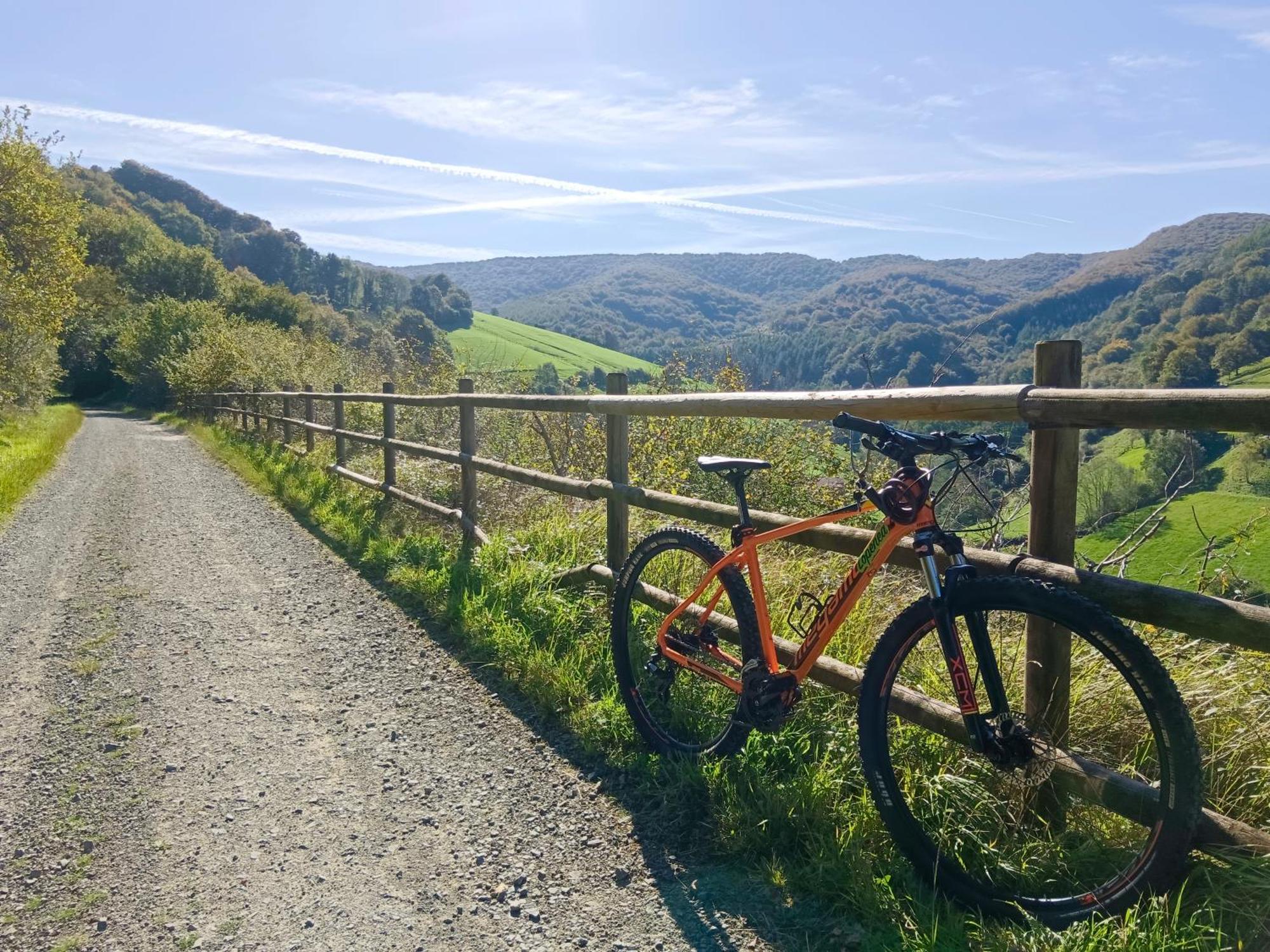 Hostal-Cicloturismo Lopenea Лейца Екстериор снимка