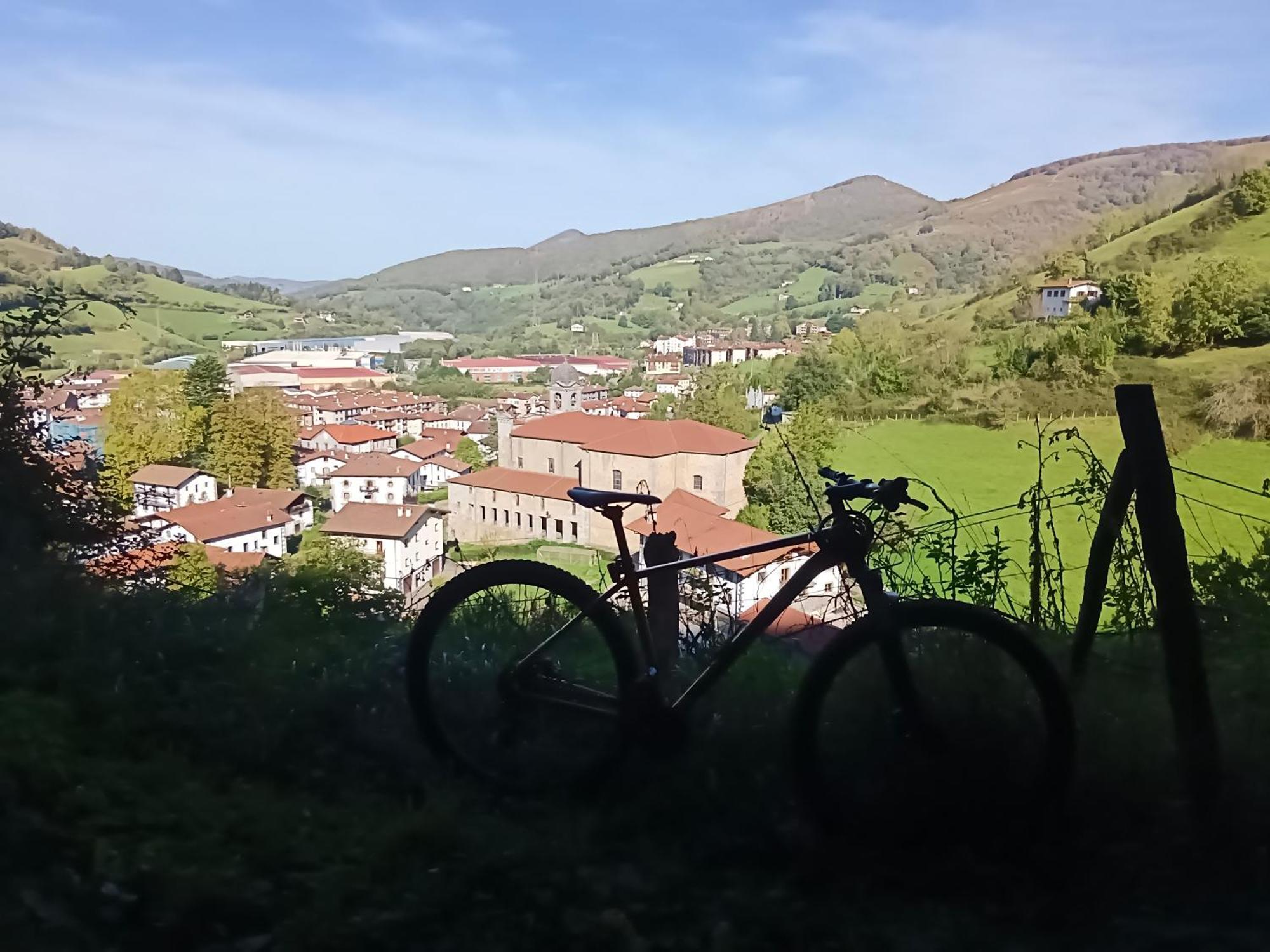 Hostal-Cicloturismo Lopenea Лейца Екстериор снимка